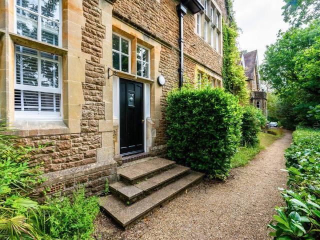 Badgers Hollow, Peperharow Road. 2 bed flat to rent £2,150 pcm £496 pw