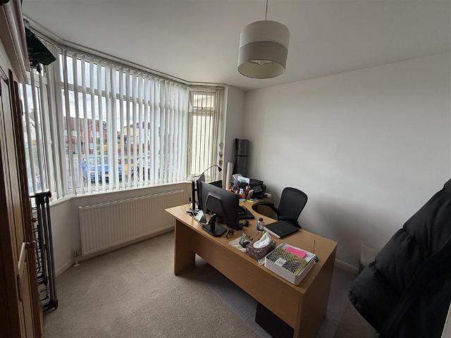 Badminton Road, Bristol BS36 3 bed detached bungalow to rent £1,900 pcm £438 pw