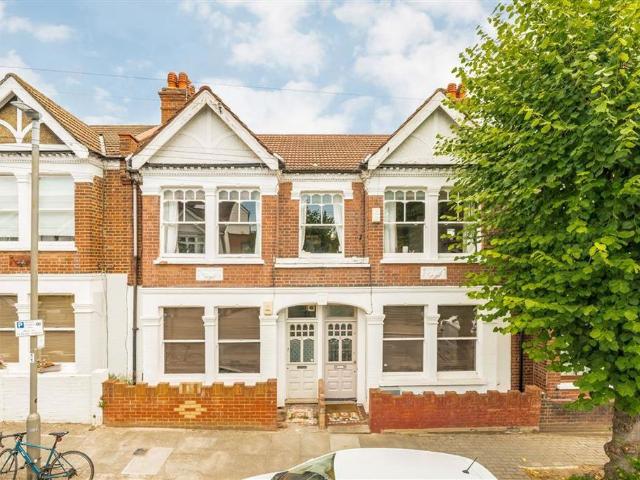 Badminton Road, London SW12 3 bed maisonette to rent £3,600 pcm £831 pw