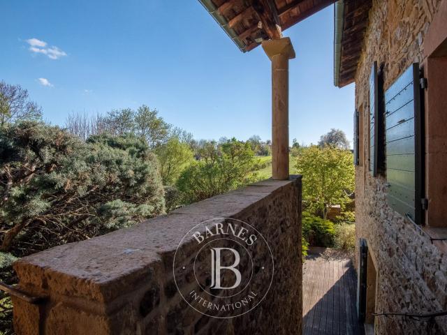 BAGNOLS Maison d'environ 260 m² avec jardin et forêt d'1,7 hectare Carport 5 chambres Piscine