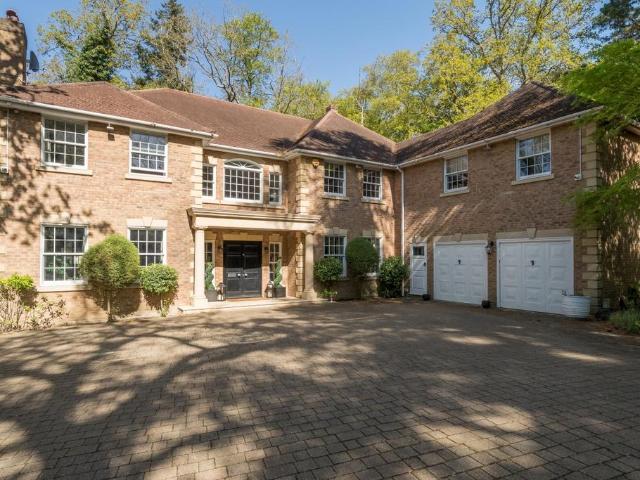 Bagshot Road Ascot SL5 6 bed detached house to rent £8,500 pcm £1,962 pw