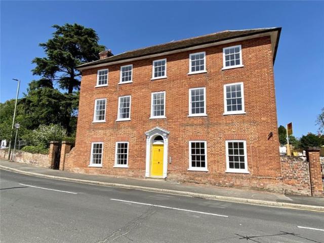 Bagshot 2 bed apartment to rent £1,850 pcm £427 pw