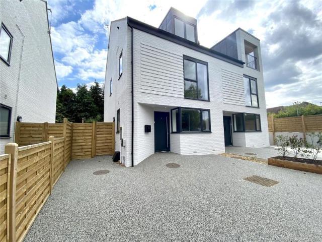 BAGSHOT 3 bed semi detached house to rent £2,800 pcm £646 pw