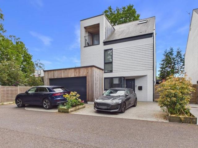 Bagshot 4 bed detached house to rent £3,500 pcm £808 pw