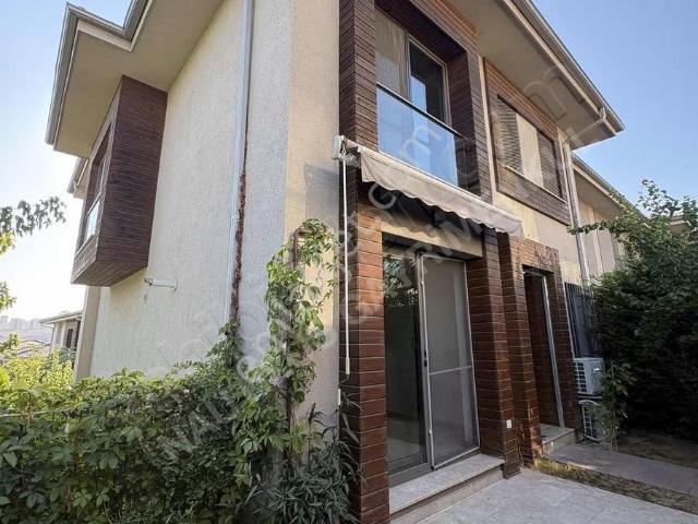 Bahçeşehir Asmalı Bahçeşehir Kiralık Köşe Villa