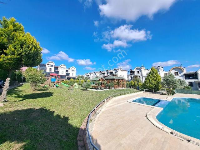 Bahçeşehir Boğazköy'de Manzaralı 3 Katlı Villa