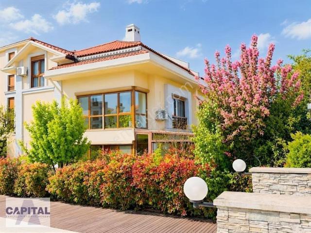 Bahçeşehir Kuzu Spradon Evleri Muhteşem Konumlu 5+2 Villa