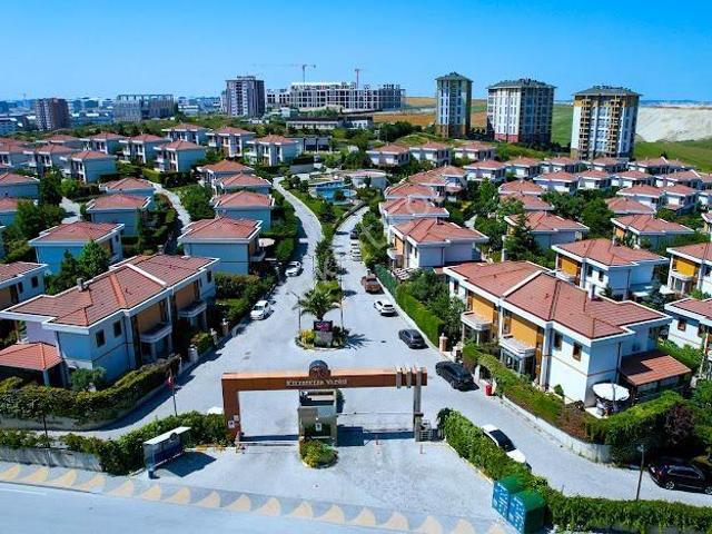 Bahçeşehir Kelebekler Vadisinde Şerefiyesi En Yüksek 5+2 Villa