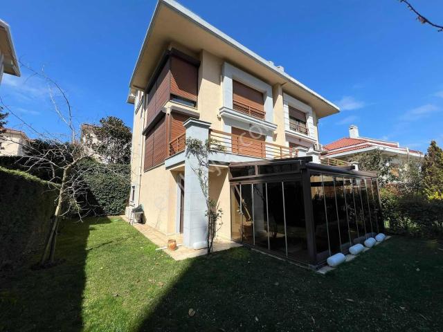 Bahçeşehir Spradon Evleri Satılık 6+2 Köşe Villa
