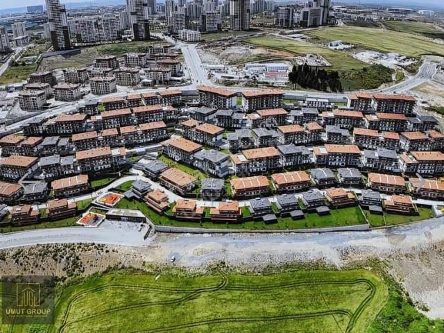 Bahçeşehir Vadi Evleri'nde Satılık Lüks 4+1 Köşe Triplex Villa