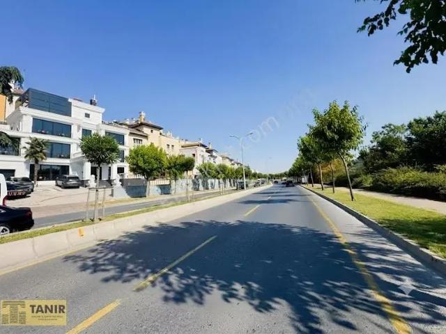 Bahçeşehirde Kurumsal Firmaya Ana Cadde Üzerinde Kiralık Villa