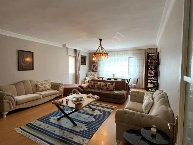 Bahçeköyde Otoparklı, Orman Manzaralı, Asansörlü 3+1 Daire