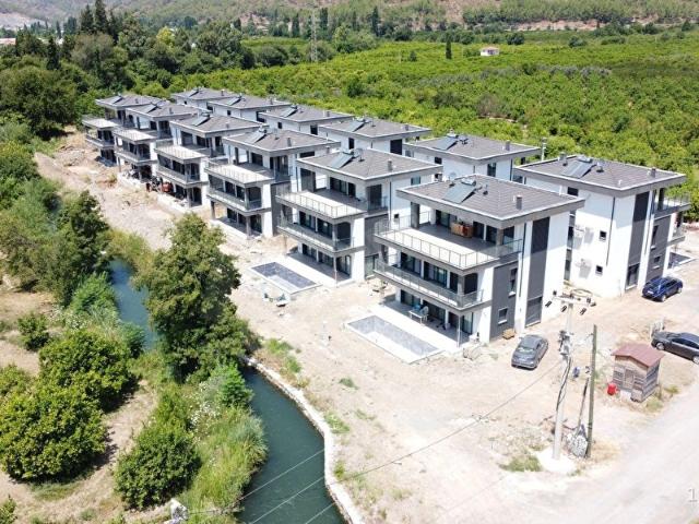 BAHÇELİ MÜSTAKİL HAVUZLU YEMYEŞİL MANZARALI TRİBLEKS VİLLA