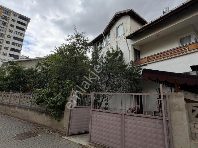 Bahçeli Müstakil Binada Kiralık Ferah Daire