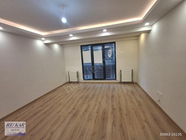 BAHÇELİEVLER YAYLA UEFA MEYDANI ÇAMLIK CD. SOKAĞINDA SIFIR 2+1 85M2 1.KAT BALKONLU KOMBİLİ KREDİLİ