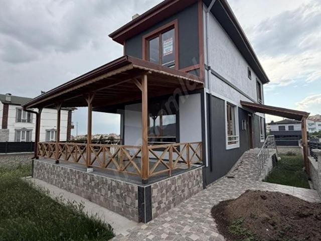BAHÇELİEVLERDE 345 m ARSA İÇERİSİNDE SIFIR LÜKS VİLLA