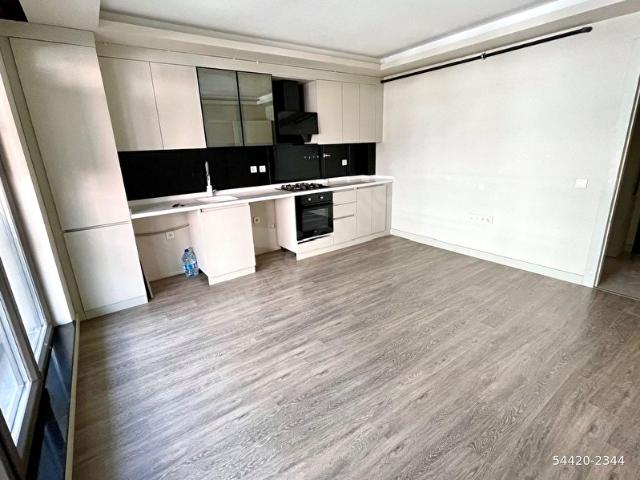 BAHÇELİEVLER'DE YENİ BİNADA GAZİ HAST.VE METRO YAKINI 1+1 ÖN CEPHE ANKASTRELİ SATILIK LÜKS DAİRE