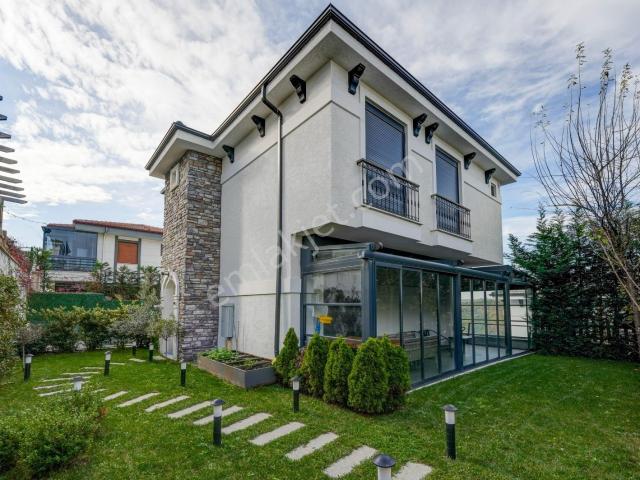 Bahçeli Yaşam Konakları Büyük Bahçeli Havuzlu Kiralık 4+1 Villa
