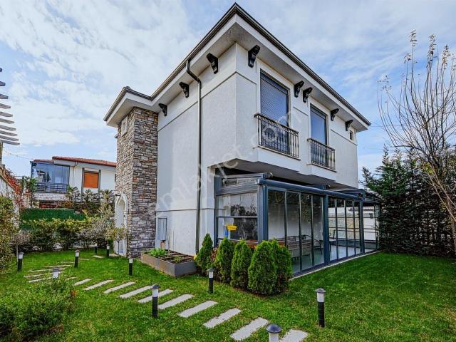 Bahçeli Yaşam Konakları Büyük Bahçeli Havuzlu Satılık 4+1 Villa