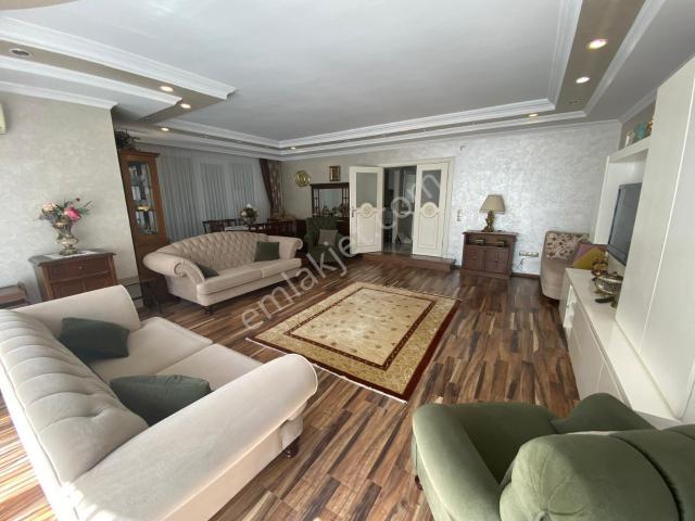 Bahçelievler Aka Koleji Yakını 200 M² 1.kat 4+1 K. Oto Parklı
