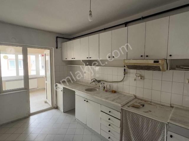 Bahçelievler Kemer Sitesinde Satılık Daire
