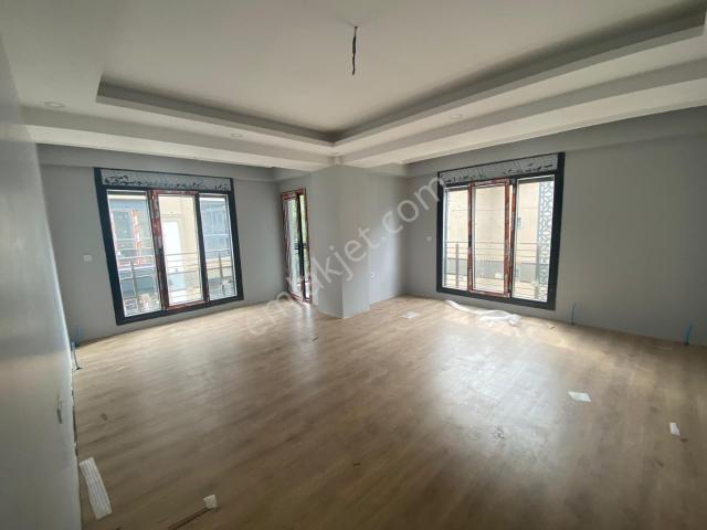Bahçelievler İski Yakını Site İçi Sıfır 3.kat 2+1 K.oto Parklı