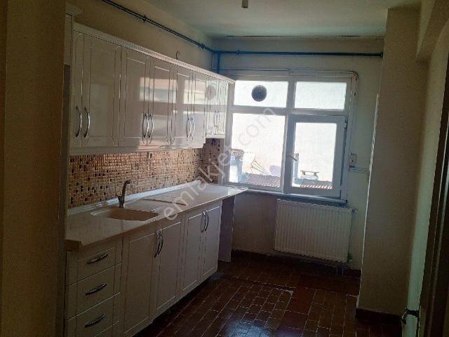 Bahçelievler Şirinevler Mahmutbey Caddesi Üzerinde Kiralık / 2+1 Geniş Daire