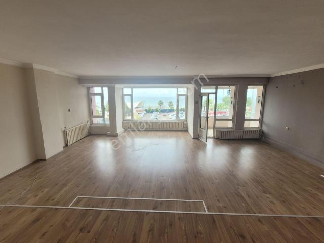 Bahçelievler'de Denize Sıfır, İçi Yapılı, Geniş Kiralık 3+1