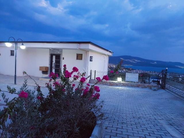 Bahçesinden Dahi Deniz Manzaralı Köşe Villamız Kendi Plajı, Havuzlu, Otoparklı