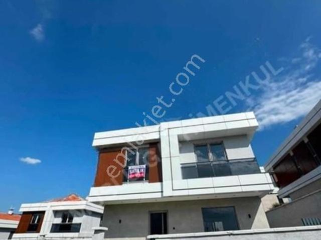 Bahabey Caddesinde Kiralık Lüx Villa