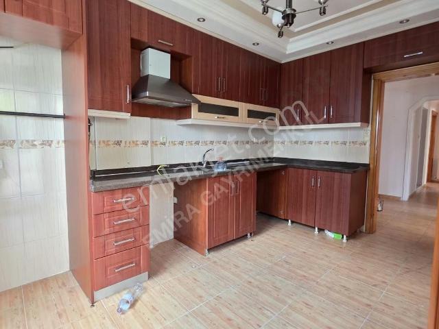 Bahcesehırde 3+1 Dogalgazlı Geniş Oturumlu Bulvar Üstü Kiralık
