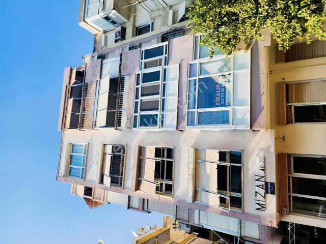 Bahriye Üçok Mah. Karşıyaka İzmir'de Arakat Kiralık 3 +1 Daire