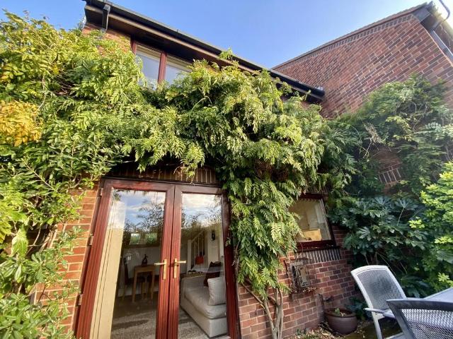 Baiter Park, Poole 1 bed cluster house to rent £1,250 pcm £288 pw