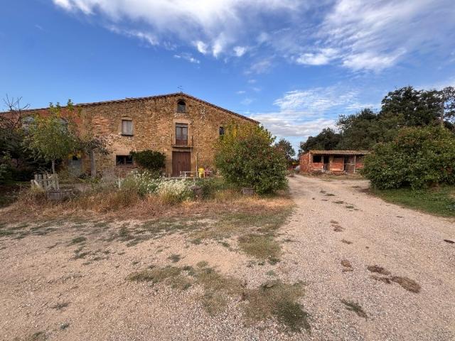 BAIX EMPORDÀ, CORÇA, MASIA CON TERRENO URBANO