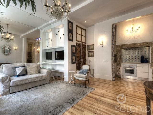 Baixa. T1. Apartamento ímpar, muito charme. Vendido com todo o mobiliário e decoração incluídos