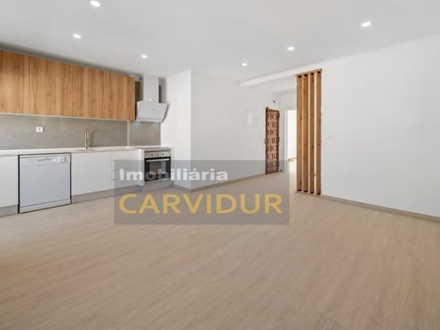 Baixa da Banheira T2 totalmente remodelado e equipado