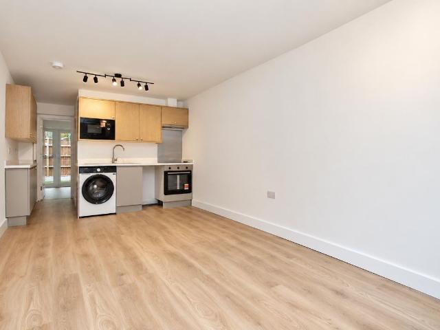 Bairstow Close, Borehamwood WD6, 1 bed maisonette to rent, £1,450 pcm | PrimeLocation