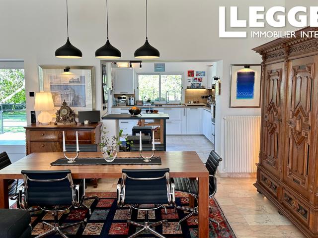 BAISSE DE PRIX. Magnifique demeure en pierre de 226 m², entièrement rénovée, sur un terrain de 6123 m²