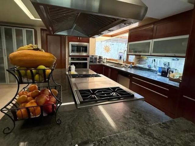 Baja De Precio!residencia En Renta Condado De Sayavedra Con 5 Recamaras, 5 Baños Completos, 3 Medios Baños, 6 Estacionamientos, Acepta Mascotas, Seguridad 24/7. Terraza, Jardin Y Acabados De Lujo