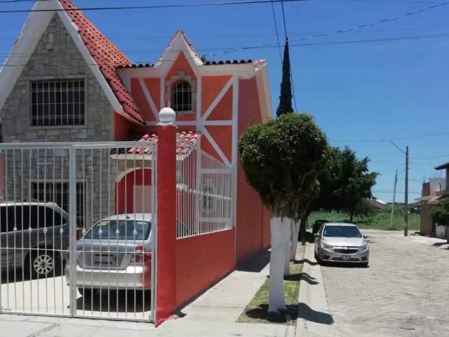 ¡BAJA SU PRECIO APROVECHA! EXCELENTE CASA EN VENTA EN ESQUINA Y CON TERRENO EXCEDENTE EN COL. SAN IG