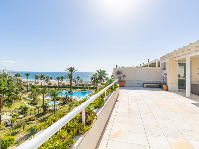 ¡Bajada de precio! Lujoso penthouse en urbanización de lujo en primera línea de playa en Los Granados, Puerto Banús, Marbella
