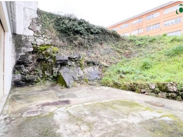 Bajo comercial en avenida Rosalía de Castro, ayuntamiento de Santiago de
