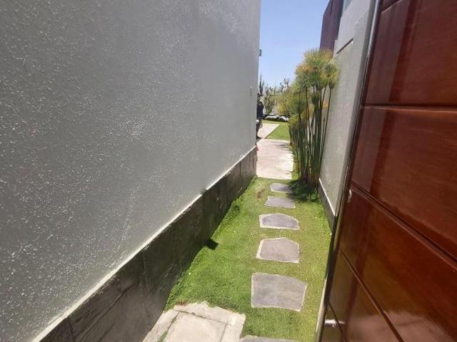 Bajó de precio! Hermosa casa en venta en urb. Privada en cerro colorado