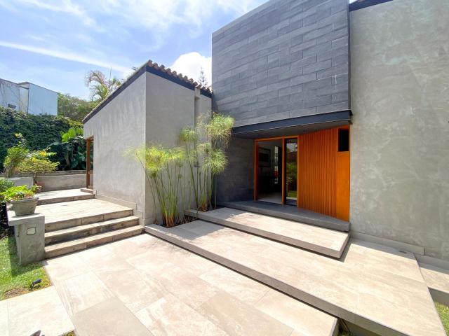 BAJO DE PRECIO Se Vende Linda Casa Con Piscina Rodeada De Jardines Y Salida A Parque Privado