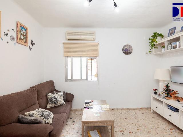 Bajo EXTERIOR, con PATIO cubierto. 2 HABIT. + BAÑO + COCINA INDEP. + SALA + COMEDOR