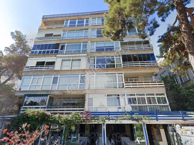 Bakırköy Sahilde Deniz Ve Park Manzaralı Geniş 4+1 Kiralık Daire