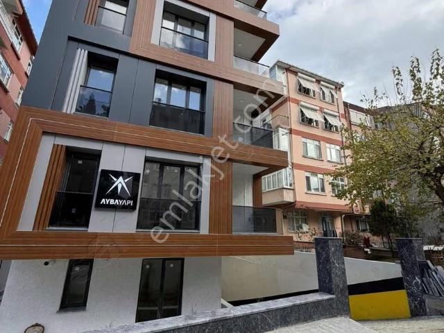 Bakırköy'de Otoparklı Bahçe Kullanımlı Giriş 2+1 Satılık Daire