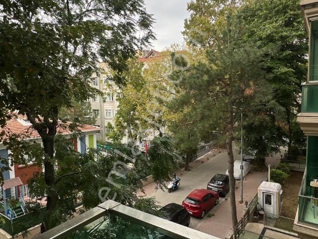 Bakırköy'de Ferah Ve Geniş Satılık 3+1 Köşe Daire