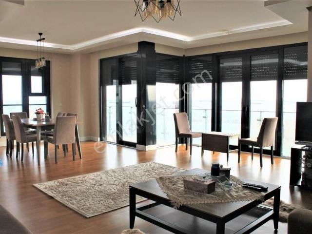 Bakırköy'de Köşe Konum Deniz Manzaralı 3,5 + 1 Daire