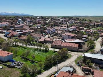 Bakan Gm'den Uşak Merkez Koyunbeyli Köyünde Ev,ahır Ve Tarla